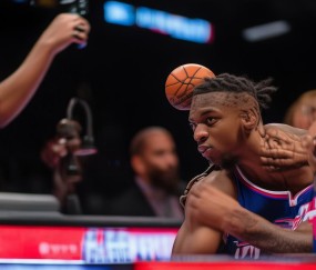 比尔·拉塞尔加盟洛杉矶快船队：NBA新赛季展望与挑战