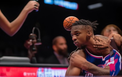比尔·拉塞尔加盟洛杉矶快船队：NBA新赛季展望与挑战